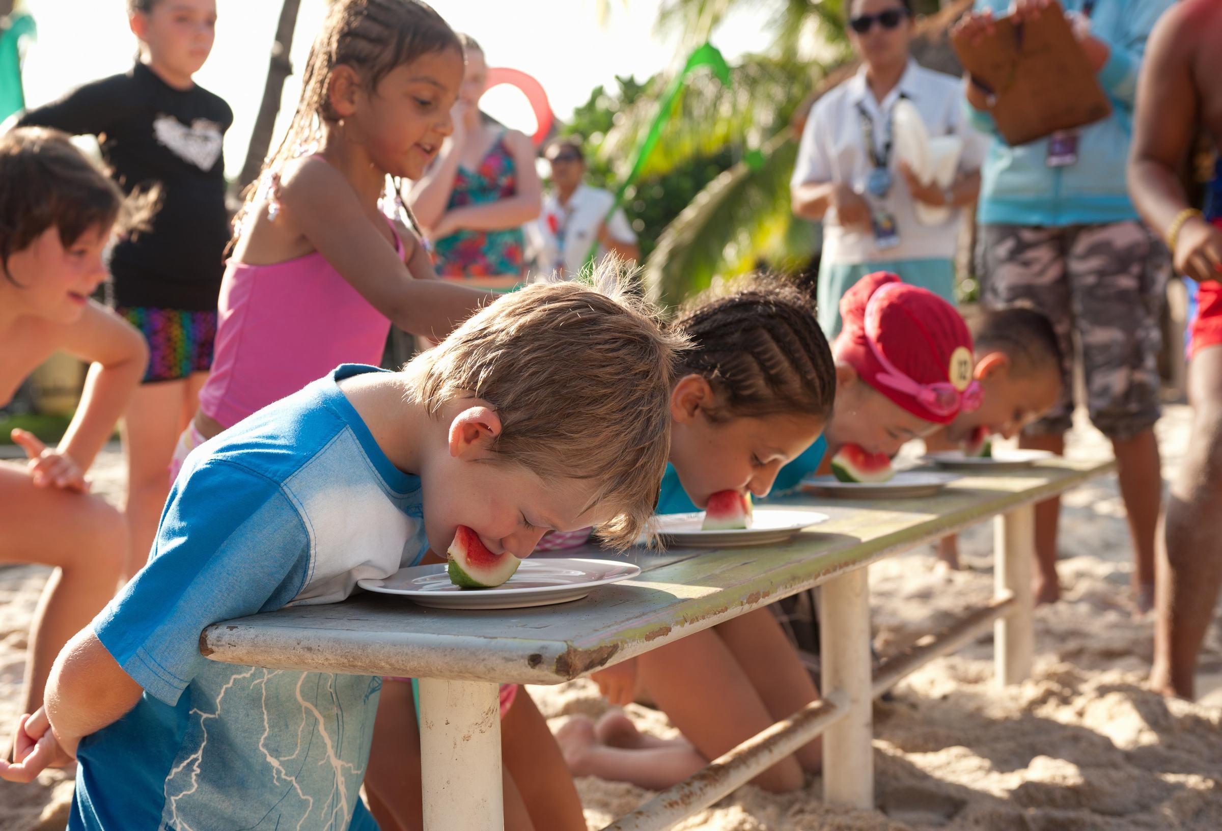 Hard Rock Hotel Bali Kuta Lombok Esterno foto Children eating watermelon