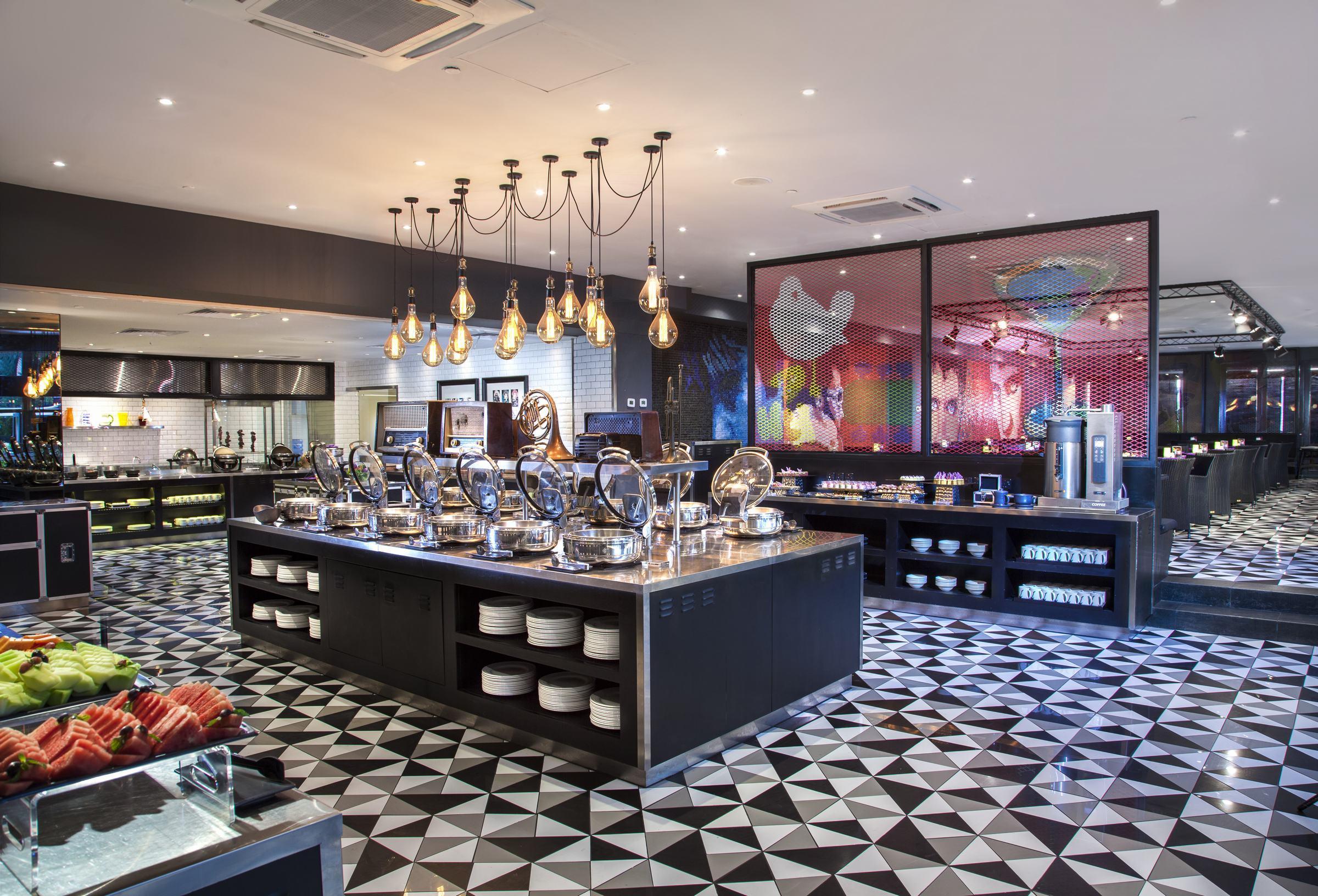 Hard Rock Hotel Bali Kuta Lombok Esterno foto The buffet at the hotel