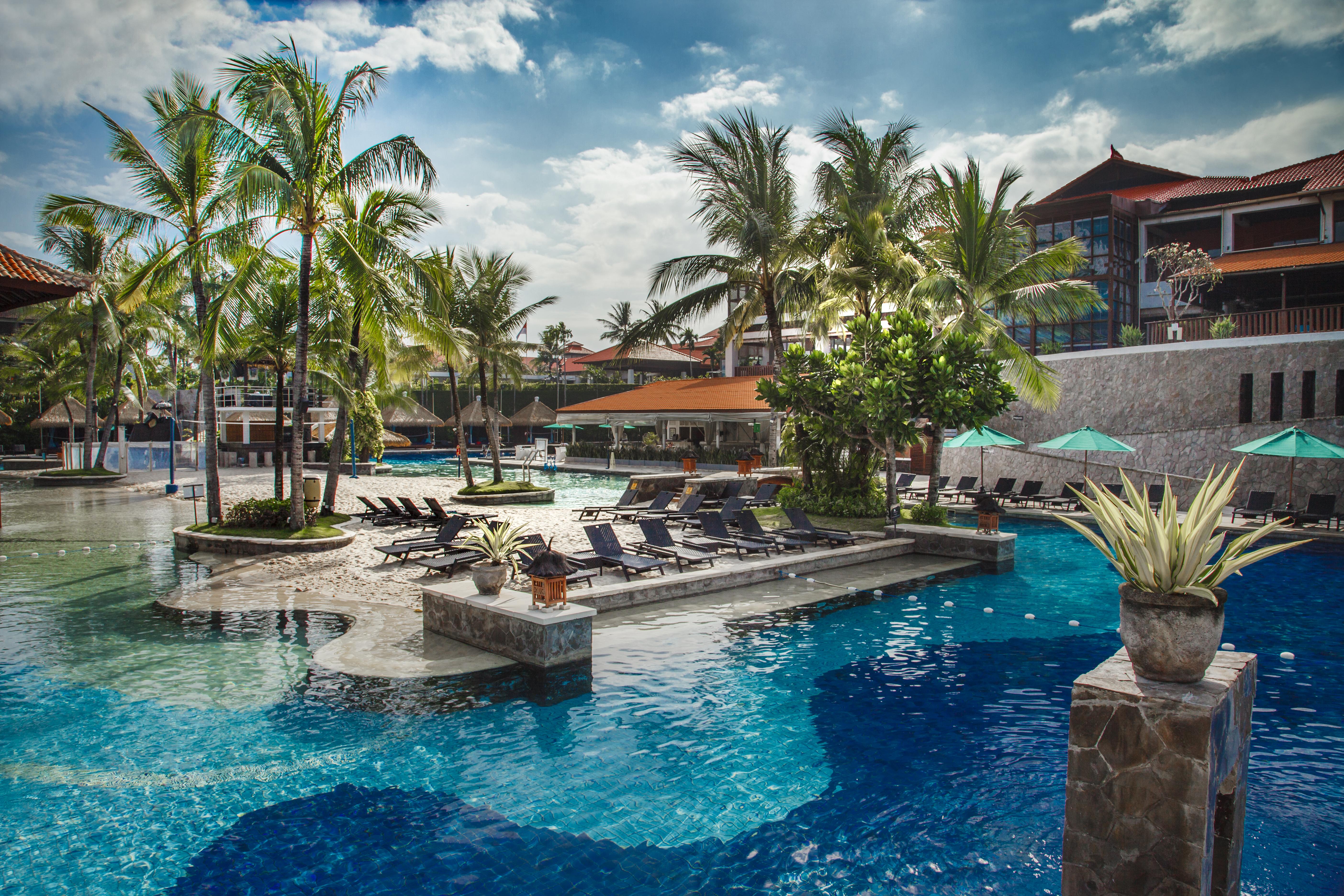 Hard Rock Hotel Bali Kuta Lombok Esterno foto The pool at the hotel