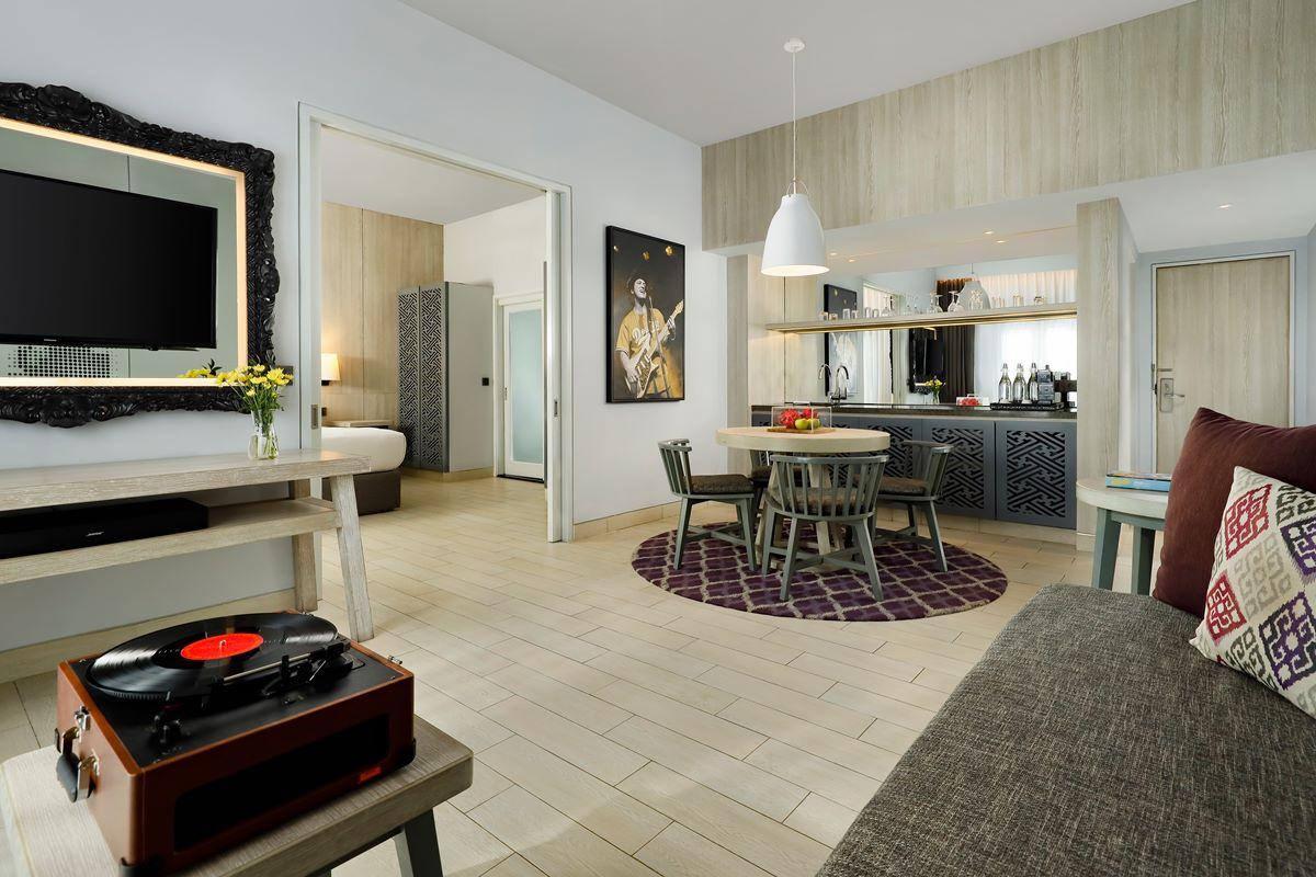 Hard Rock Hotel Bali Kuta Lombok Esterno foto A suite at the hotel
