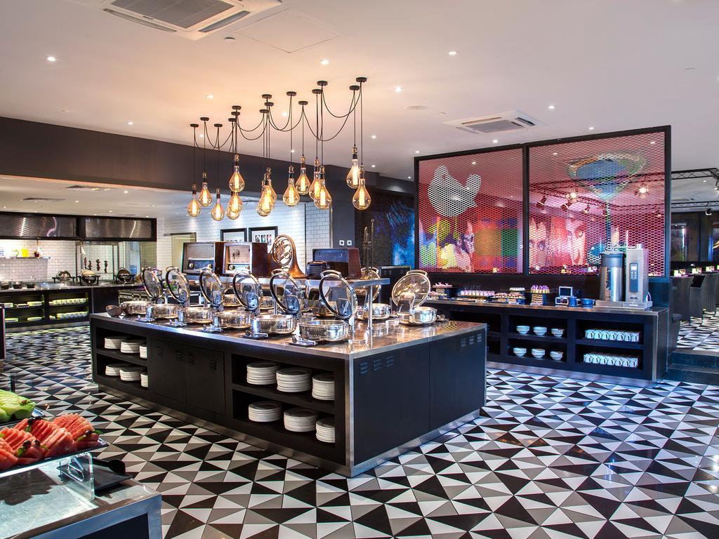 Hard Rock Hotel Bali Kuta Lombok Esterno foto The buffet at the hotel