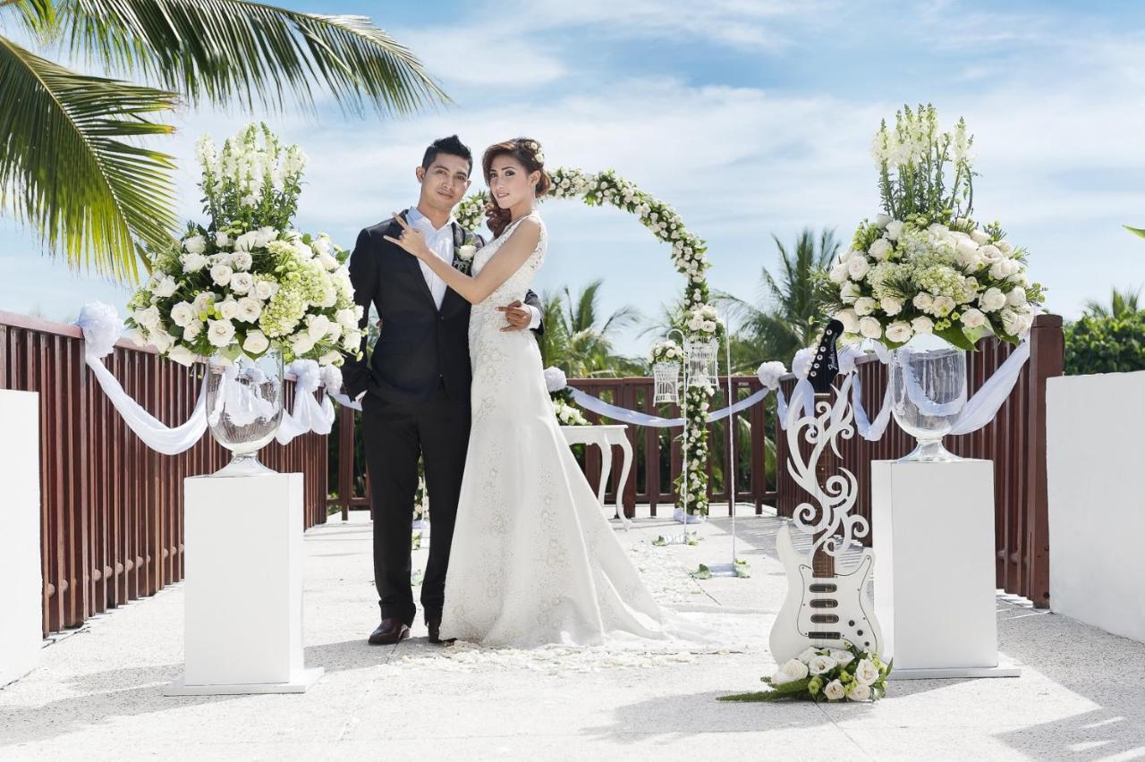 Hard Rock Hotel Bali Kuta Lombok Esterno foto A wedding in Maldives